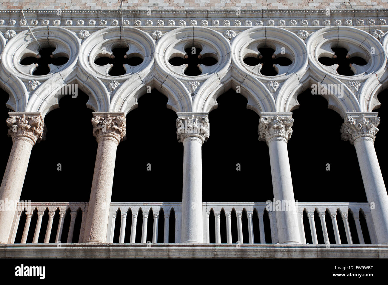 Ein Detail der venezianischen gotischen Architektur über der Außenfassade des Dogenpalastes`s (Palazzo Ducale), der Piazzetta San Marco, Venedig, Venetien, Italien. Stockfoto
